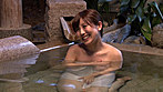 一般男女モニタリングAV 温泉街で別々に声を掛けた巨乳な奥様と体育会系（アスリート）男子大学生が初対面で混浴温泉に二人っきり！すぐに勃っちゃうガッチガチ筋肉若ち○ぽを目の前にするとフニャチン旦那とのご無沙汰性生活で欲求不満な人妻はタマらず浮気SEXしてしまうのか！？ 2 in 箱根温泉 サンプル画像20