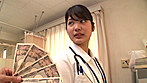 働く本物看護師に惚れちゃった一般男性患者がマジ告白！「長引く入院生活で反り返るほど溜まったち●ぽを素股でヌいてくれませんか？」退院直前の滑り込み交渉で白衣の天使は優しくまたがってくれるのか！？こするだけ･････・のハズがじんわり濡れだしたオマ○コにヌルッと生挿入！ 3 サンプル画像5