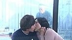 一般男女モニタリングAV 禁断の母子筆おろし近親相姦企画 マジックミラーの向こうには愛する旦那（＝お父さん）！心優しい巨乳のお母さんといまだ童貞の息子がSEXの予行練習で素股に挑戦！17年ぶりにふれたおっぱいに童貞ち○ぽは暴発寸前！母性溢れるママま○ことムスコち○ぽを擦り合わせたら旦那の目の前なのにヌルッと挿入してしまうのか！？ サンプル画像2