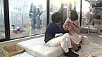 一般男女モニタリングAV 禁断の母子筆おろし近親相姦企画 マジックミラーの向こうには愛する旦那（＝お父さん）！心優しい巨乳のお母さんといまだ童貞の息子がSEXの予行練習で素股に挑戦！17年ぶりにふれたおっぱいに童貞ち○ぽは暴発寸前！母性溢れるママま○ことムスコち○ぽを擦り合わせたら旦那の目の前なのにヌルッと挿入してしまうのか！？ サンプル画像3
