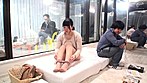 一般男女モニタリングAV 禁断の母子筆おろし近親相姦企画 マジックミラーの向こうには愛する旦那（＝お父さん）！心優しい巨乳のお母さんといまだ童貞の息子がSEXの予行練習で素股に挑戦！17年ぶりにふれたおっぱいに童貞ち○ぽは暴発寸前！母性溢れるママま○ことムスコち○ぽを擦り合わせたら旦那の目の前なのにヌルッと挿入してしまうのか！？ サンプル画像18