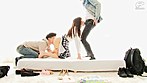 一般男女モニタリングAV 女子大生と2人の男友達が人生初の3Pに挑戦！エッチなミッションで興奮した2本の勃起チ○ポに囲まれて友達同士のセックスを意識してしまった女友達は恥じらいながらもオマ○コがキュンと疼きだす！密室で後戻りできない状況に仲良し3人組は男女の友情の壁を越え複数プレイしてしまうのか！？ サンプル画像17