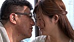 一般男女モニタリングAV マジックミラーの向こうには愛する旦那（＝むすこ）！ずっとヤリたいと思っていたむすこの嫁と義父が過激ミッションに挑戦！「息子がダメなら俺が･･･！」妊娠活動中で色気が増した嫁の巨乳に触れて勃起したまだまだ元気なギンギン義父ち○ぽは禁断の横取り中出しSEXしてしまうのか！？ 2 サンプル画像2
