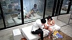 一般男女モニタリングAV マジックミラーの向こうには大好きな彼氏！2人っきりの密室で素人女子大生が童貞で悩む彼氏の友達と1発10万円の中出しSEXで筆おろしに挑戦！憧れの友カノに興奮した勃ちっぱなしチ○ポといけないと思いつつも火照ってしまった発情マ○コは彼氏の目の前で何度も中出し！！合計18発 サンプル画像18