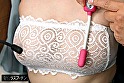 シーン19：満員電車でチューブトップを揺らしながら周りの客を興奮させる爆乳女をしつこくポさせ羞恥乳首開発 糸井瑠花