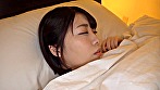 Hカップ以上のデカパイじゃないと満喫できない！！あお向けで寝てるオンナのノーブラ爆乳を抱きよせて肉厚の谷間にチ●ポをハサんだまま擦って発射する夜這いパイズリ挟射 大原あむ - Image 1