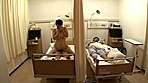 交通事故で入院、凹んでいた僕は人妻ナースの無防備パンチラで勃起、キモがられると焦ったが「大きいですね･･･」と興味津々で喰いついてきた。 笹山希 サンプル画像11