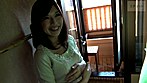人妻の葵さんと露天風呂で混浴！「先に入ってて･･･後から行くから。恥ずかしいから」湯船につかりながら人妻が服を脱ぐ姿をガン見チェックで至福のひととき。なんていい眺めでしょうか！あれ！ピンク色のTバックですか！けしからん！ サンプル画像8