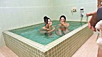 水着着用混浴風呂でデカチンがバレた！？若い美女二人組と混浴。フル勃起したデカチンがバレて女性たちはデカチンに興味津々。密着接近ハーレム逆ナンパで大暴走！【配信限定Vol.01】 - Image 1