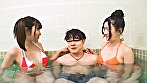 水着着用混浴風呂でデカチンがバレた！？若い美女二人組と混浴。フル勃起したデカチンがバレて女性たちはデカチンに興味津々。密着接近ハーレム逆ナンパで大暴走！【配信限定Vol.01】 - Image 9