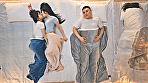 シーン4：レズ性癖のある再婚相手の連れ子と川の字で雑魚寝していると隣からぴちゃぴちゃと水音が･･･ふと見てみるとレズに及んでいる美人姉妹が！思わずフル勃起してしまい、挙句見ていたのがバレると美人姉妹は微笑みながらオヤジチコにむしゃぶりついた！ 花守夏歩／小日向める