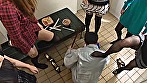 男を小便まみれにして遊ぶ女達 画像2