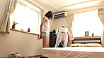 「ま、まさかウチの女房が･･･」旦那とはご無沙汰で欲求不満な人妻は平日の真昼間からエアコン修理業者をノーブラのタンクトップ姿で誘惑！！生理前に高まった性欲の処理をしていた一部始終。 サンプル画像1