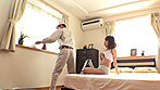 「ま、まさかウチの女房が･･･」旦那とはご無沙汰で欲求不満な人妻は平日の真昼間からエアコン修理業者をノーブラのタンクトップ姿で誘惑！！生理前に高まった性欲の処理をしていた一部始終。 サンプル画像2