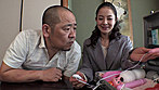 私で試してください！！大人のおもちゃを実演販売する人妻セールスレディ サンプル画像1