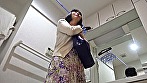 「こんなおばさんで興奮したの？」女を忘れた更年期おばさんでも親子ほど年の離れたインストラクターと密室で二人っきりなら自分の汗ばんだ胸元に発情した若いギンギン勃起チ○ポで迫られたら内心うれしい vol.5 サンプル画像1