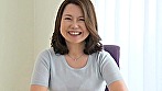 結婚以来初めて他の男と一線を越えてしまった人妻は膣奥を直撃する高速ピストンに興奮してしまい夫にも見せたコトのない本気汁を垂らして感じまくった サンプル画像1