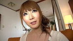 実家に帰ったら俺がエロい目で見て興奮しているのも気付かず、巨乳をさらして授乳する兄貴の嫁 仁科百華 サンプル画像4