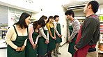 パートのおばさんたちは欲求不満で新人バイト君の若い体を狙ってる！ 4 サンプル画像2