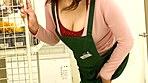 パートのおばさんたちは欲求不満で新人バイト君の若い体を狙ってる！ 4 サンプル画像21