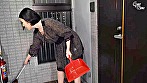 ノーブラノーパンで挑発してくるスケベ奥さんが隣に引っ越してきた！ 舞原聖 サンプル画像1