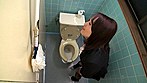 息子の同級生にトイレで脅迫され、失禁しながらも性奉仕する母親 10名300分 サンプル画像21