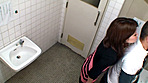 スーパーの共用便所で僕の生チ○ポを見た若妻は瞳を潤ませて手を伸ばしてきた サンプル画像2
