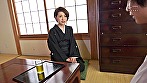 色白未亡人 親戚の学生に中出しされて遺影の前で何度も絶頂 紗々原ゆり サンプル画像2