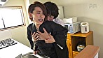 色白未亡人 親戚の学生に中出しされて遺影の前で何度も絶頂 紗々原ゆり サンプル画像9