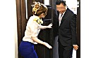 自宅でエステ始めた巨乳若奥様。近所の旦那さんが来てマッサージしてたら勃起が全然収まらず、発情して本番まで許してしまい、お漏らししちゃうほど興奮しちゃった、まいなさん 画像1