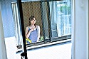 「女の子のおマ〇コに挿れてみる？」向かいの部屋に住んでいるLGBTの童貞くんを誘惑する欲求不満タダマン妻 前嶋美樹