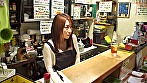 バイト終わりの金曜23時。帰り支度中にバイト先のかわいい先輩女子に誘われた。連れて来られたのは両親不在の彼女の自宅。 サンプル画像1