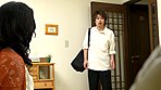 母親の目を盗んで息子のズボンを脱がす訪問販売員の美熟女 サンプル画像12