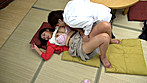 仲良し親子にちょっかいを出すエロ美熟女訪問販売員 12人4時間 サンプル画像5