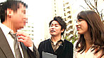 Hな逆ナンお姉さん！AV女優がマジ迫り！！素人男性をオナホとカラダでヌイてあげる！？ サンプル画像1
