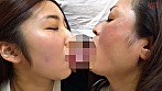 親友みたいな仲良し母娘ナンパ ビキビキにいきり立ったチ〇ポを見せつけ欲望に負けた母親とそれを見て興奮してしまった娘の親子丼 画像21