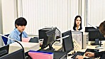 人妻おばさん女上司は毎日が発情期！部下との熱いオフィス情事！ 山本かをり 画像1