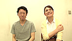 『リアル素人カップル参加ゲーム！！』2人の愛が試される？絶対動いてはいけない彼氏を騎乗位素股でピッタリ100コスりでザーメン発射できたら100万円！！ サンプル画像1