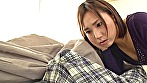 夫が傍に居るのに近親相姦筆おろし！息子の朝勃ちチ〇ポに欲情した巨乳ママは夫の死角でコッソリ握りしめ、そのまま優しく性教育中出し！ - Image 1