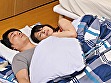 目覚めたら布団の中に無防備過ぎる格好の巨乳姉が！寂しいからとビン立ち乳首で密着抱きつきしてくるのでギン勃ちチ〇ポが姉のコカンに当たって互いにムラムラして止まらず生ハメ！中出し！ サンプル画像9