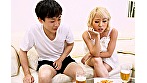 寝ているギャルにイタズラしていたら逆に生ハメを求められて、もう発射しそうなのにカニばさみでロックされて逃げられずそのまま中出し！ 2 サンプル画像2