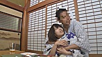 いろっぽい顔で◯ンポを咥えてくれるオレの不倫彼女 紗藤まゆ - Image 1