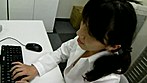 とある会社で流出したOLさんの無防備な胸元盗撮映像 サンプル画像9