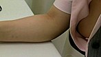 とある会社で流出したOLさんの無防備な胸元盗撮映像 サンプル画像21