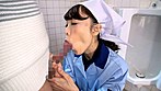 トイレ清掃のおばさんが久々に見る若い男の生チ●ポに発情して「おばさんがキレイにしてあげる･･･」といきなりお掃除フェラ！！そのまま生ハメ交尾してザーメンまで搾り取っちゃうド変態すぎる五十路熟女！！ サンプル画像2