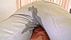 身体のコリをほぐそうと整体院に行ったら尿意を催すツボを執拗に押されて膀胱が緩み、自分の意思とは関係なく溜まっていた小便が溢れ出しズボンを穿いたまま大量失禁しちゃった熟女おばさん！ サンプル画像12