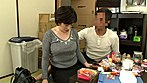 内職の面接に来たおばさんが家計に困っているので、もっと単価のいい仕事を紹介しますよとアダルトグッズの検品作業をさせて一人にしてみたら･･･勝手に乱用する人が絶えなくて、悩みを聞くと欲求不満らしく･･･そのモヤモヤを中出しセックスで解消してあげた！ 02 サンプル画像8