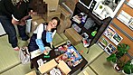 内職の面接に来たおばさんが家計に困っているので、もっと単価のいい仕事を紹介しますよとアダルトグッズの検品作業をさせて一人にしてみたら･･･勝手に乱用する人が絶えなくて、悩みを聞くと欲求不満らしく･･･そのモヤモヤを中出しセックスで解消してあげた！ 03 サンプル画像5
