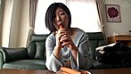 女性限定のソーセージ新製品試食モニターにやってきたセックスレス熟女に、ソーセージと称して本物黒光りチ〇ポ見せつけたら、発情して中出しSEXまで持ち込めるのか！？ サンプル画像3