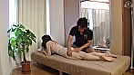 「アナタごめんなさい！」仲良し中年夫婦の絆崩壊不貞行為！マジックミラーの向こうには愛する旦那が居るのにあの手この手で落とし込むと妻は他人棒を咥えるのか！？夫の前で垂れ流す奥様汁は蜜の味！！ VOL.4 サンプル画像9